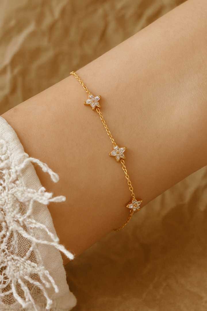 Elegantes Blumenarmband